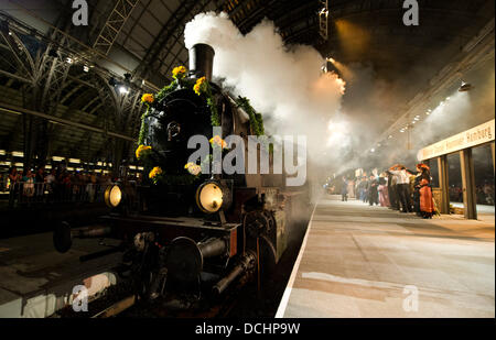 Frankfurt Main, Deutschland. 18. August 2013. Eine Dampflok kommt am Bahnhof anlässlich des 125. Jubiläums des Hauptbahnhofs in Frankfurt Main, Deutschland, 18. August 2013. Foto: Daniel Reinhardt/Dpa/Alamy Live News Stockfoto