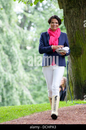 Oslo, Norwegen. 18. August 2013. Kristin Hoiby, Schwester der Kronprinzessin Mette-Marit, kommt für ein Outdoor-Gottesdienst im Park um den Königspalast in Oslo, Norwegen, 18. August 2013. Der Dienst wurde im Rahmen der Feier des 40. Geburtstag Kronprinzessin Mette-Marit inszeniert. Foto: Albert Nieboer //dpa/Alamy Live-Nachrichten Stockfoto