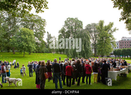 Oslo, Norwegen. 18. August 2013. Atmosphäre während eines Outdoor-Gottesdienst im Park um den Königspalast in Oslo, Norwegen, 18. August 2013. Der Dienst wurde im Rahmen der Feier des 40. Geburtstag Kronprinzessin Mette-Marit inszeniert. Foto: Albert Nieboer //dpa/Alamy Live-Nachrichten Stockfoto