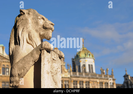 Mittelalterliche Wächter Löwe auf gotischen Fassade des Rathauses am Grand Place in Brüssel, Belgien Stockfoto