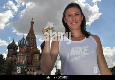 Moskau, Russland. 17. August 2013. Tschechische Athlet Zuzana Hejnova posiert mit ihrer Goldmedaille für die Frauen 400 Meter Hürden bei der Leichtathletik-Weltmeisterschaft in Moskau, 17. August 2013. © Tibor Alfoldi/CTK Foto/Alamy Live-Nachrichten Stockfoto