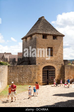 Touristen am Chateau de Beynac oder Schloss Beynac et Cazenac, Dordogne, Frankreich Europa Stockfoto