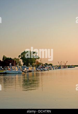 Mortagne Sur Gironde Hafen bei Sonnenuntergang Stockfoto