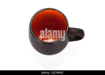 Schwarze Keramik leeren Becher isoliert auf weißem Hintergrund Stockfoto