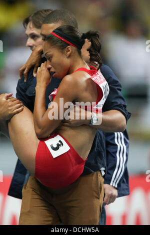 Allyson Felix (USA), 16. August 2013 - Leichtathletik: Allyson Felix USA von ihrem Bruder Wes Felix erfolgt nach einer Verletzung in der Frauen-200 m-Finale bei den 14. Weltmeisterschaften im Luzhniki-Stadion, Moskau, Russland. (Foto von Takashi Okui) Stockfoto