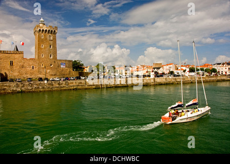 Segelboot in den französischen Hafen von Les Sables d'Olonne in der Vendée Region, Pässe Arundel Turm und die Reste von La Chaume schloss. Stockfoto