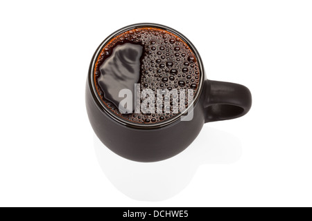 Schwarze Keramik Tasse voll Tee isoliert auf weißem Hintergrund Stockfoto