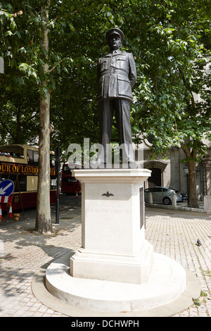 Statue von Sir Arthur Travers Bomber Harris Denkmal der Strang London England UK Stockfoto