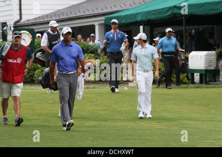 (L-R) Joe LaCava, Steve Williams, Tiger Woods (USA), Adam Scott (AUS), Rory McIlroy (NIR), 13. Juni 2013 - Golf: Tiger Woods der Vereinigten Staaten, Adam Scott von Australien und Rory McIlroy Nordirland beginnen ab dem 1. Loch in der ersten Runde der US Open Championship im Osten Kurs von Merion Golf Club in Ardmore, Pennsylvania, Vereinigte Staaten von Amerika. (Foto von Thomas Anderson/AFLO) (JAPANISCHE ZEITUNG HERAUS) Stockfoto