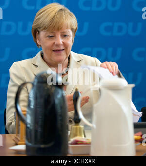 Berlin, Deutschland. 19. August 2013. Bundeskanzlerin Angela Merkel besucht die Vorstandssitzung von die Deutsch Christlich Demokratische Union (CDU) in Berlin, Deutschland, 19. August 2013. Foto: TIM BRAKEMEIER/Dpa/Alamy Live News Stockfoto