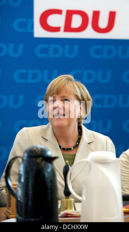 Berlin, Deutschland. 19. August 2013. Bundeskanzlerin Angela Merkel besucht die Vorstandssitzung von die Deutsch Christlich Demokratische Union (CDU) in Berlin, Deutschland, 19. August 2013. Foto: TIM BRAKEMEIER/Dpa/Alamy Live News Stockfoto