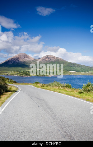 Die Hauptstraße nach Elgol auf der Isle Of Skye, Schottland, UK, mit Red Cuillin Berge im Hintergrund Stockfoto