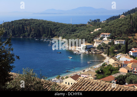 Blick über Kalami Bucht, mit The White House, Heimat von Lawrence und Gerald Durrell auf der rechten Seite des Zentrums ragt ins Meer Stockfoto