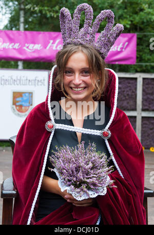 Amelinghausen, Deutschland. 18. August 2013. 19-Year-Old Lara-Sophie Sebastian lächelt, nachdem er als die neue Heather Queen in Amelinghausen, Deutschland, 18. August 2013 gewählt. Die Wahl ist der Höhepunkt des jährlichen "Heidebluetenfest" (lit.) "Heather Blumenfest"). Nach der Krönung beginnt der traditionelle Umzug mit geschmückten Wagen Festival, Musikgruppen und Predestrians. Foto: PHILIPP SCHULZE/Dpa/Alamy Live News Stockfoto