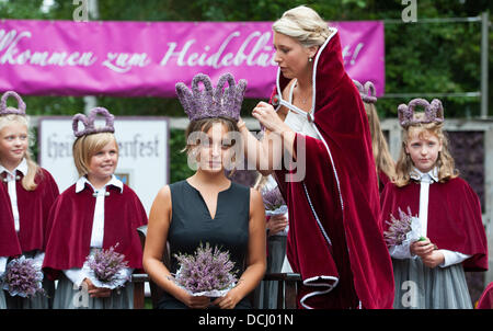 Amelinghausen, Deutschland. 18. August 2013. 19-Year-Old Lara-Sophie Sebastian erhält die Krone von ihrer Vorgängerin Jana George nach ihrer Wahl als die neue Heather Queen in Amelinghausen, Deutschland, 18. August 2013. Die Wahl ist der Höhepunkt des jährlichen "Heidebluetenfest" (lit.) "Heather Blumenfest"). Nach der Krönung beginnt der traditionelle Umzug mit geschmückten Wagen Festival, Musikgruppen und Predestrians. Foto: PHILIPP SCHULZE/Dpa/Alamy Live News Stockfoto