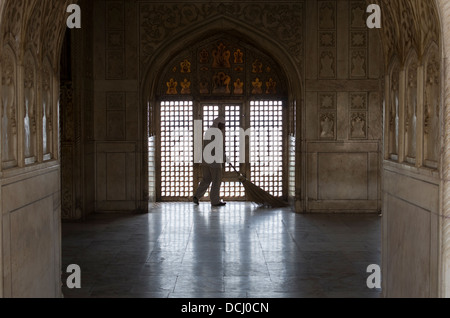 Menschen kehren in die Musamman Burj bei Agra Fort / Rotes Fort in Agra, Indien ein UNESCO-Weltkulturerbe Stockfoto