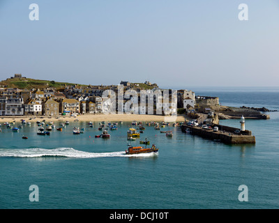 Rettungsboot verlassen St. Ives Harbour Stockfoto