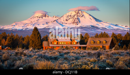 Ranch und im Süden und Norden Schwester Gipfel in Oregon dahinter Stockfoto