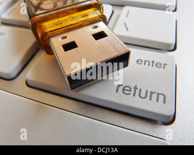 Flash-Laufwerk auf Tastatur-Tasten Stockfoto