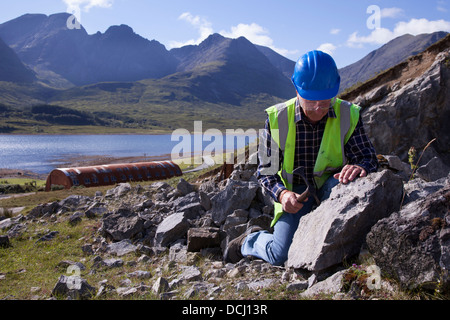 Felsvorsprung, Bla Bheinn und Beinn Na Caillich Cuillin Berge, Geologe am Loch Slapin Steinbruch am Ben Suardal Isle of Skye, Schottland, Großbritannien Stockfoto