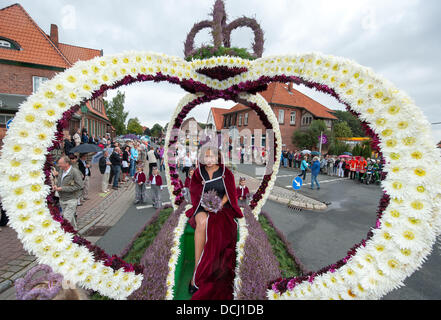 Amelinghausen, Deutschland. 18. August 2013. 19-Year-Old Lara-Sophie Sebastian lächelt nach ihrer Wahl als die neue Heather Queen in Amelinghausen, Deutschland, 18. August 2013. Die Wahl ist der Höhepunkt des jährlichen "Heidebluetenfest" (lit.) "Heather Blumenfest"). Nach der Krönung beginnt der traditionelle Umzug mit geschmückten Wagen Festival, Musikgruppen und Predestrians. Foto: PHILIPP SCHULZE/Dpa/Alamy Live News Stockfoto