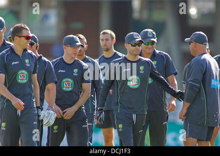 LONDON, ENGLAND - August 19: Head Coach Darren Lehmann hält ein Team-Meeting während des offiziellen Trainings vor der 5. Investec Ashes Cricket-Match zwischen England und Australien auf der Kia Oval Cricket Ground am 19. August 2013 in London, England gespielt. (Foto von Mitchell Gunn/ESPA) Stockfoto