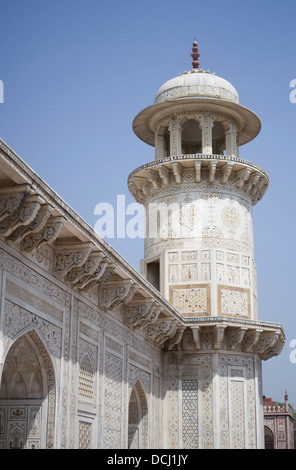 Itimad-Ud-Daulah (Baby Taj) Minarett und Intarsien Marmor Pietra dura Stockfoto