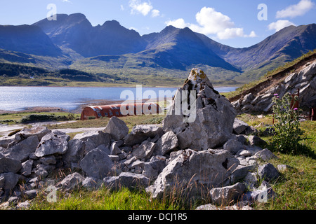 Felsvorsprung & Bla Bheinn oder Beinn Na Caillich Cuillin Berge; Geologie am Loch Slapin Steinbruch am Ben Suardal, Isle of Skye, Schottland, Großbritannien Stockfoto