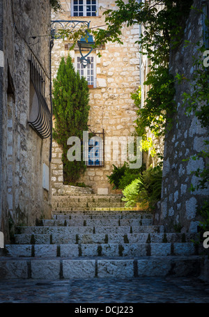 Treppen und Häuser in Saint Paul de Vence in Frankreich Stockfoto