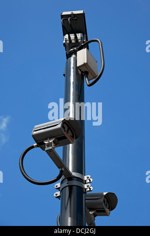 Nahaufnahme der CCTV-Kameras an der Pole England Großbritannien GB Großbritannien Stockfoto