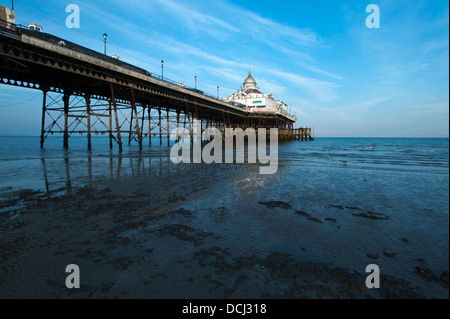 Eastbourne Pier bei Ebbe, in der südlichen Grafschaft East Sussex in England, UK. Stockfoto