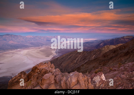 Morgenlicht und Wolken über Salinen bei Badwater Basin, aus Dantes View, Death Valley Nationalpark, Kalifornien Stockfoto
