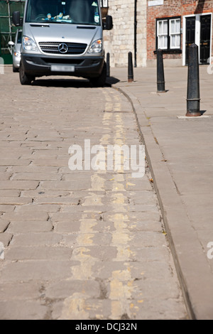 Transporter auf doppelten gelben Linien in der Stadt geparkt Stadtzentrum York North Yorkshire England Vereinigtes Königreich GB Großbritannien Stockfoto