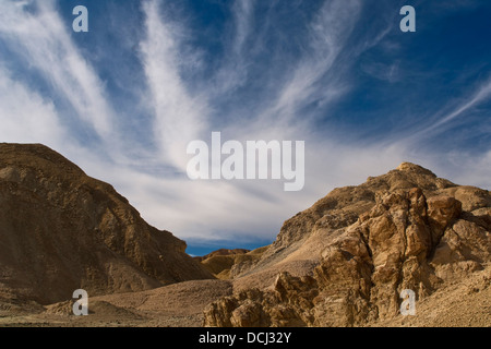 Wolke & erodiert Hang, Twenty Mule Team Canyon, Death Valley Nationalpark, Kalifornien Stockfoto