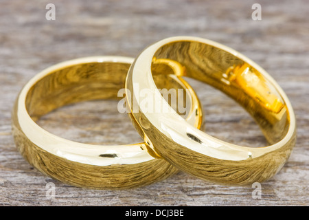 Paar goldene Hochzeit Ringe auf einem Holzfußboden Stockfoto