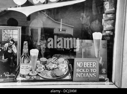 Kein Bier verkauft, Indianer - Zeichen im Bier Stube Fenster, Sisseton, South Dakota, ca. 1939 Stockfoto