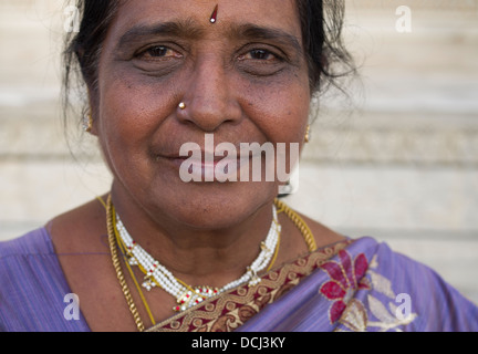 Indische Frau Besuch Taj Mahal weißen Marmor-Mausoleum - Agra, Indien Stockfoto