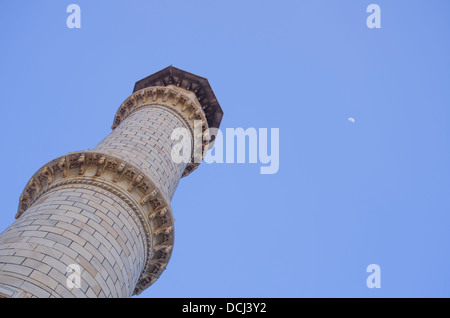 Taj Mahal Minarett und Mond - Agra, Indien Stockfoto
