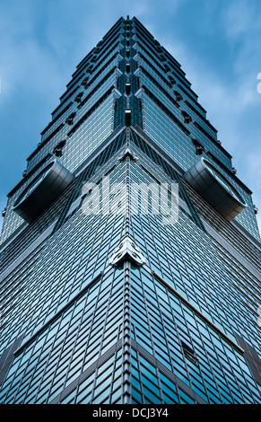 Ein Blick direkt nach oben von der Unterseite der Taipei 101 in Taipei, Taiwan. Stockfoto