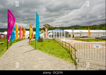 Die öffentlichen Haupteingang das Hay-Festival mit farbigen Fahnen im Vordergrund. Stockfoto