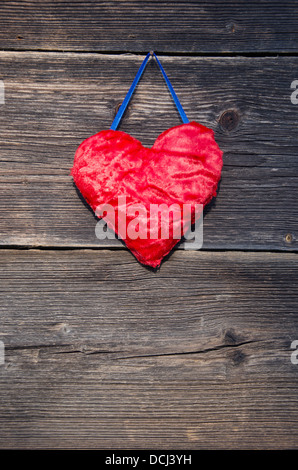 rotes Herzsymbol auf alten Holz Bauernhof Scheune Wand Stockfoto