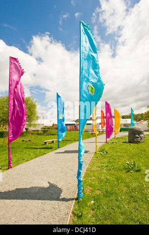 Die öffentlichen Haupteingang das Hay-Festival mit farbigen Fahnen im Vordergrund. Stockfoto