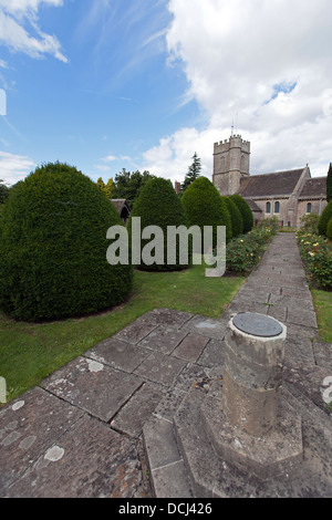 Sonnenuhr auf dem Gelände der All Saints Church, Compton Greenfield in der Nähe von Bristol, England, UK. Stockfoto