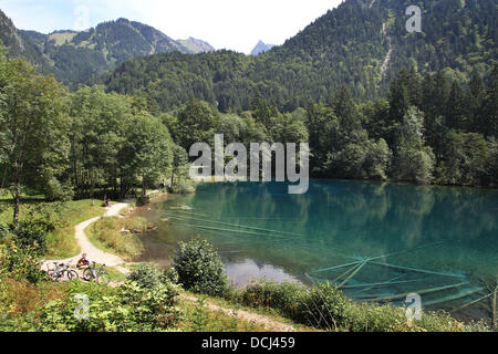 Lake Christlessee leuchtet Türkis in der Nähe von Oberstorf, Deutschland, 18. August 2013. Immer bleibt die Temperatur des Sees etwa vier bis sechs Grad Celsius. Weil der See von unterirdischen Quellen gespeist wird, friert der See nie aber im Winter. Foto: KARL-JOSEF HILDENBRAND Stockfoto