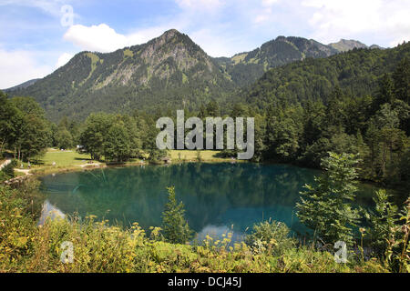 Lake Christlessee leuchtet Türkis in der Nähe von Oberstorf, Deutschland, 18. August 2013. Immer bleibt die Temperatur des Sees etwa vier bis sechs Grad Celsius. Weil der See von unterirdischen Quellen gespeist wird, friert der See nie aber im Winter. Foto: KARL-JOSEF HILDENBRAND Stockfoto