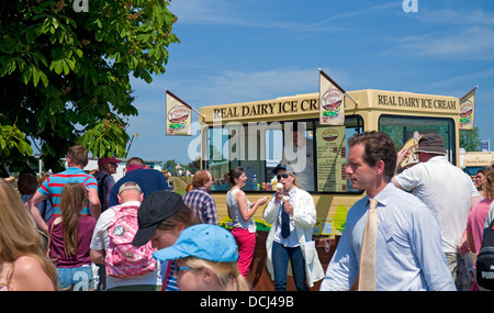 Menschen Besucher genießen Eis aus van im Sommer an The Great Yorkshire Show Harrogate North Yorkshire England Vereinigte Staaten Königreich Großbritannien Stockfoto