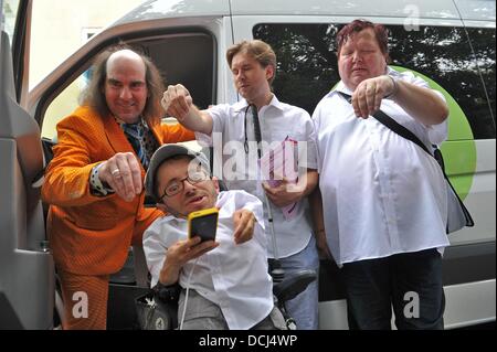 Berlin, Deutschland. 19. August 2013. Musiker Guildo Horn (L) stellt mit Petra Gross (R), Michael Wahl (2-R) und Raul Krauthausen in Berlin, Deutschland, 19. August 2013. Im Namen der Organisation "Aktion Mensch" wird das Quartett Umfragen Throught Deutschland für ihre Zugänglichkeit testen. Foto: PAUL ZINKEN/Dpa/Alamy Live News Stockfoto