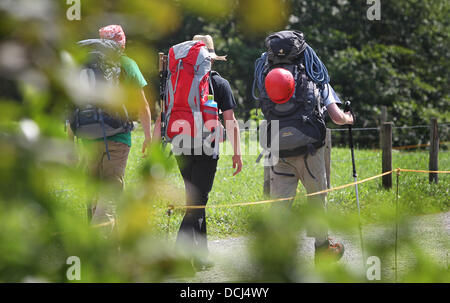 Oberstdorf, Deutschland. 18. August 2013. Wanderer mit Bagpacks Wandern im Trettachtal Tal in der Nähe von Oberstdorf, Deutschland, 18. August 2013. Foto: Karl-Josef Hildenbrand/Dpa/Alamy Live News Stockfoto