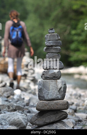 Oberstdorf, Deutschland. 18. August 2013. Cairns steht auf dem trockenen Bett des Flusses Trettach in der Nähe von Oberstdorf, Deutschland, 18. August 2013. Die vom Menschen verursachten Steinhaufen sind tatsächlich als Wahrzeichen errichtet, aber sie sind auch für Spaß bei Kindern und Erwachsenen gebaut. Foto: Karl-Josef Hildenbrand/Dpa/Alamy Live News Stockfoto