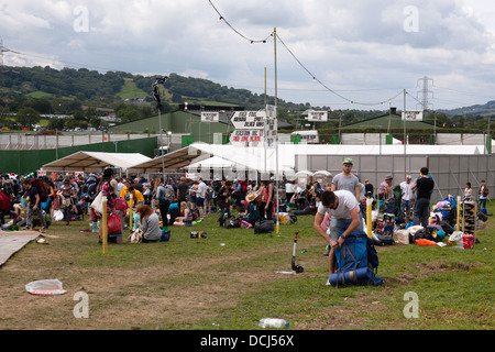 Menschen, die auf dem Glastonbury Festival 2013, Somerset, England, Vereinigtes Königreich. Stockfoto